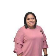 Niñera ayudando con tareas escolares